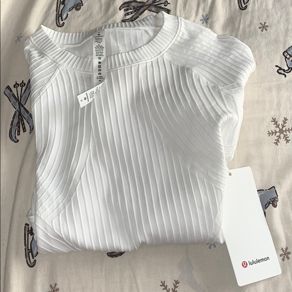 BRAND NEW : lululemon long sleeve pullover